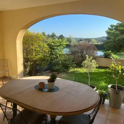 Vue lac avec accès piscine à vague