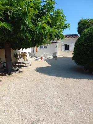 a yard with a tree and a building at Bienvenue en Provence in Monteux