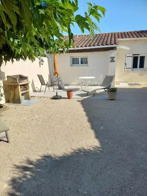 a patio with a table and chairs in front of a house at Bienvenue en Provence in Monteux