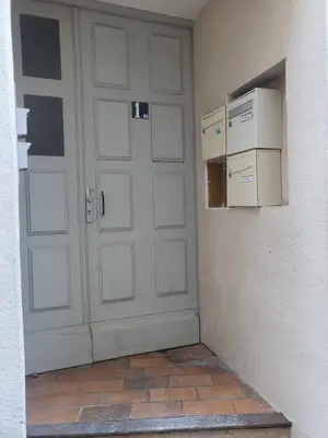 a door in a room next to a building at Appartement Cosy centre ville in LʼIsle-sur-la-Sorgue