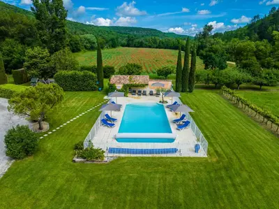an overhead view of a swimming pool in a yard at Chambre d'hôtes Alizé, Le Moulin de Prédelles in Reillanne