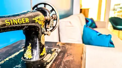 a close up of a sewing machine in a room at Les Iris in Céreste