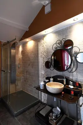 a bathroom with a sink and a shower at Une Parenthese pour Deux in Plan-dʼOrgon