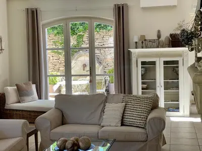 a living room with a couch and a table at La Villa Baronnette in Cabrières-dʼAvignon