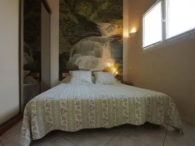 a kitchen with a table and chairs in a room at Le Zenith - Calme absolu, jardin et piscine en Provence in LʼIsle-sur-la-Sorgue