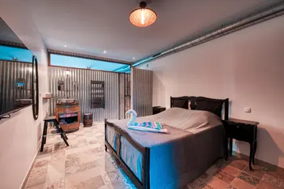 a bedroom with a bed and a room with a bathroom at La Remise en Forme in Entraigues-sur-la-Sorgue