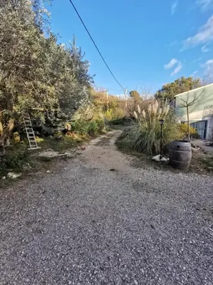 a gravel driveway with a ladder in a yard at Entre Ventoux et Luberon, appartement dans maison. in Malemort-du-Comtat