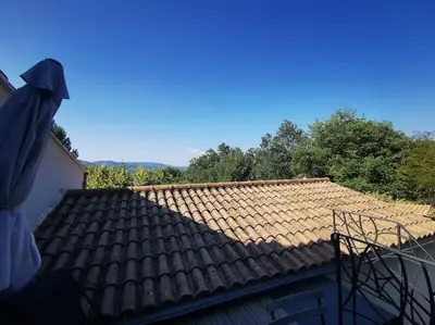 a tile roof on top of a house at Entre Ventoux et Luberon, appartement dans maison. in Malemort-du-Comtat