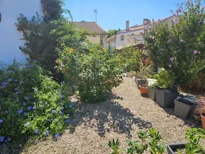 a garden with flowers and plants in pots at Villa Provence Baraka centre-ville in Salon-de-Provence
