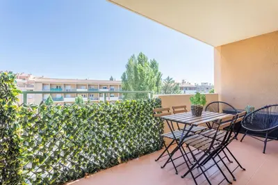 a patio with a table and chairs on a balcony at Charmant T3 proche centre ville avec parking in Aix-en-Provence