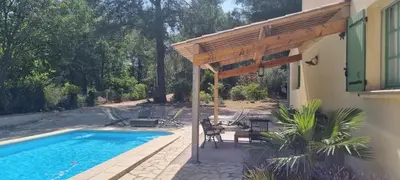 a house with a swimming pool and a wooden pergola at Chambre d'hôte BB proche d'Aix en Provence in Éguilles