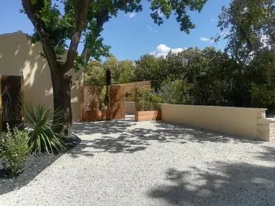 a garden with a white fence and a tree at Le Mazet d'Olivia, escapade romantique en Provence in Châteauneuf-de-Gadagne