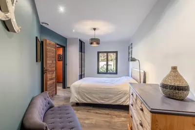 a bedroom with a bed and a desk with a chair at Villa Feijoa en Provence in Velleron