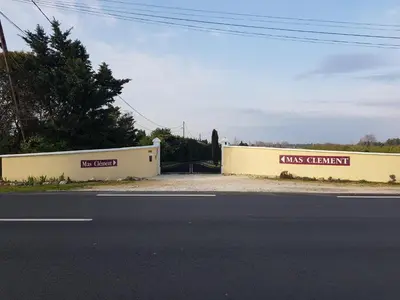 a wall with a sign that reads kings channel at Mas Clement - Chambre et table d'hôtes in LʼIsle-sur-la-Sorgue