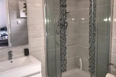 a bathroom with a shower and a sink at Studios moderne et spacieux in Morières-lès-Avignon