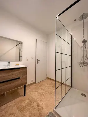 a bathroom with a sink and a mirror at L'appart des Anges in Althen-des-Paluds