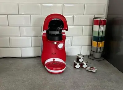 a red blender sitting on top of a counter at L’Amistouso in Vedène