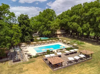 an overhead view of a swimming pool with chairs and tables at Moulin de Vernègues Hôtel & Spa in Mallemort
