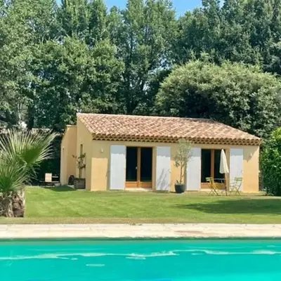 Charmante maisonnette avec jardin et piscine