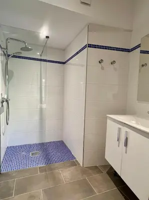 a bathroom with a shower and a sink at Gîte Nature en Luberon in Céreste