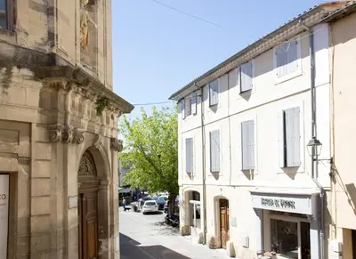 an alleyway in a city with buildings and a street at Gîte les iris in LʼIsle-sur-la-Sorgue