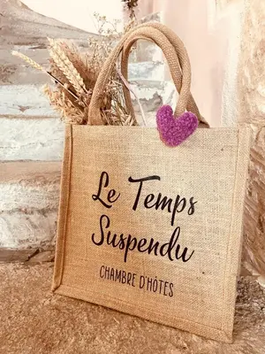 a tote bag that says le temps syciplinary chiropractor offices at B&B Temps Suspendu Provence in Pernes-les-Fontaines