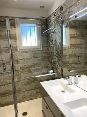 a bathroom with a sink and a shower at Charmante Maison au pied du Luberon in Cheval-Blanc