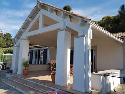 a large white pergola in front of a house at Charmante villa 4 chambres, piscine et superbe vue in Éguilles