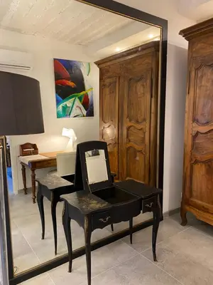 a mirror in a room with a piano and a desk at La RENAUDIERE in LʼIsle-sur-la-Sorgue