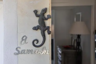 a sign on a wall with a lizard on it at El Sama-In , Piscine chauffée in LʼIsle-sur-la-Sorgue