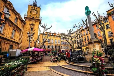 a city street with a clock tower and a building at Les quatre loges n°1 in Aix-en-Provence