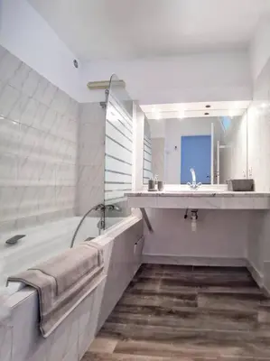 a bathroom with a tub and a sink and a bath tub at Les quatre loges n°1 in Aix-en-Provence