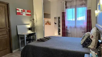 a bedroom with a bed and a desk and a window at Chambres d'hôtes Le Saint Victor - Provence, Vaucluse in Pernes-les-Fontaines