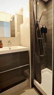 a bathroom with a sink and a shower at Studio centre historique 200 m de la mairie - Climatisé in Aix-en-Provence