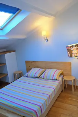 a bedroom with a bed with a blue wall at Isabelli Appartement plein centre avec place de parking in Aix-en-Provence
