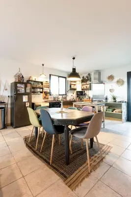a dining room with a table and chairs at L'ETOURNEAU in Bédoin