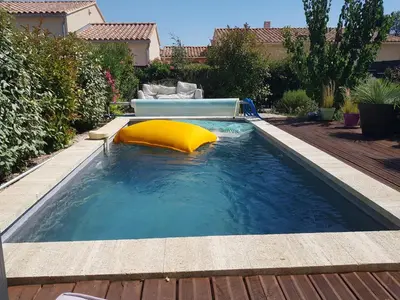 a pool with a yellow pillow in the water at L'ETOURNEAU in Bédoin