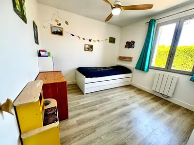 a small room with a bed and a window at Villa entière au calme avec piscine partagée et jardin in Pertuis