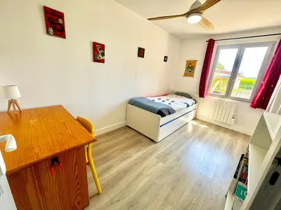 a small room with a bed and a window at Villa entière au calme avec piscine partagée et jardin in Pertuis