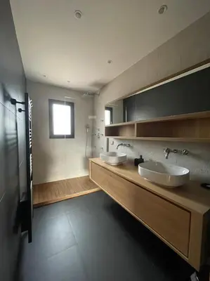 a large bathroom with two sinks and a window at L'Artiste - Villa 5 min du centre historique d'Aix in Aix-en-Provence