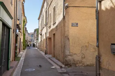an empty alley way with a building and a street at La Venise Provençale - Hypercentre - Wifi in LʼIsle-sur-la-Sorgue