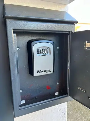 a parking meter with a digital clock on it at La Petite Maison des Boettes in Carpentras