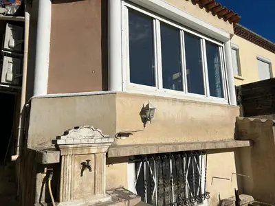 a building with a window and a street light on it at La Petite Maison des Boettes in Carpentras