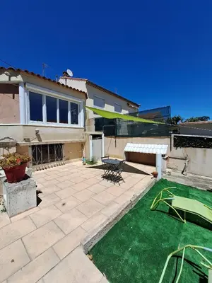 a yard with a patio and a house at La Petite Maison des Boettes in Carpentras