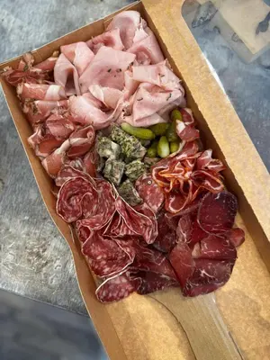a box of meats and vegetables on a table at Chambre d hôte gite Au fond du jardin in Saint-Saturnin-lès-Avignon