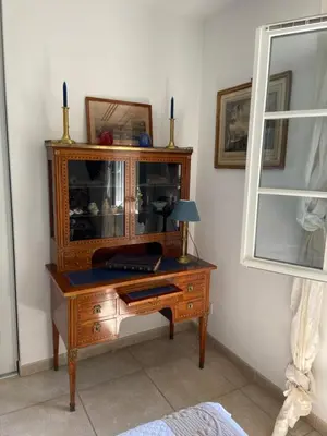 a wooden desk in a room with a window at Maison de Golfeur in Mallemort