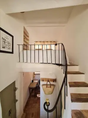 a room with a spiral staircase with a bunk bed at Appartement avec terrasse sur les toits classé 5* in LʼIsle-sur-la-Sorgue