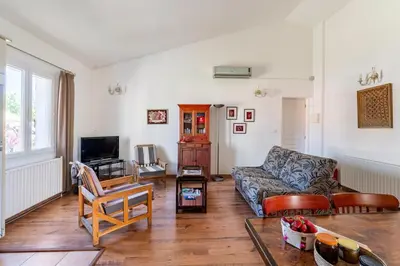 a living room with a couch and a tv at Charmant T2 2/4 Personnes in Pernes-les-Fontaines