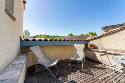 two chairs and a table on a balcony at Charmant T2 2/4 Personnes in Pernes-les-Fontaines