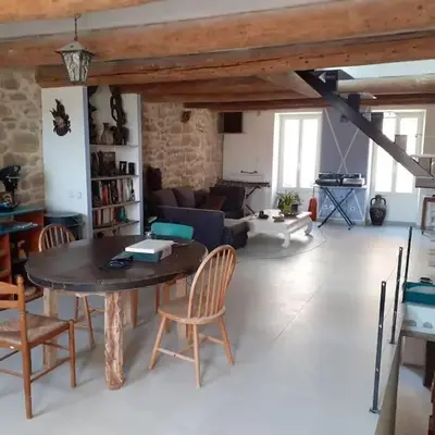 Maison restaurée à l'ancienne avec terrasse